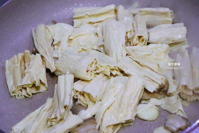 泡发腐竹放热水就毁了，教你正确做法，腐皮完整不软烂还滑嫩入味