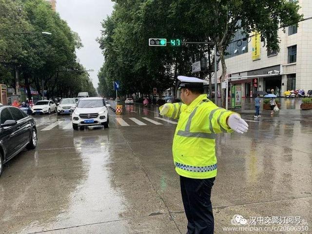 汉中交警雨中坚守执勤一线 保障市民出行安全