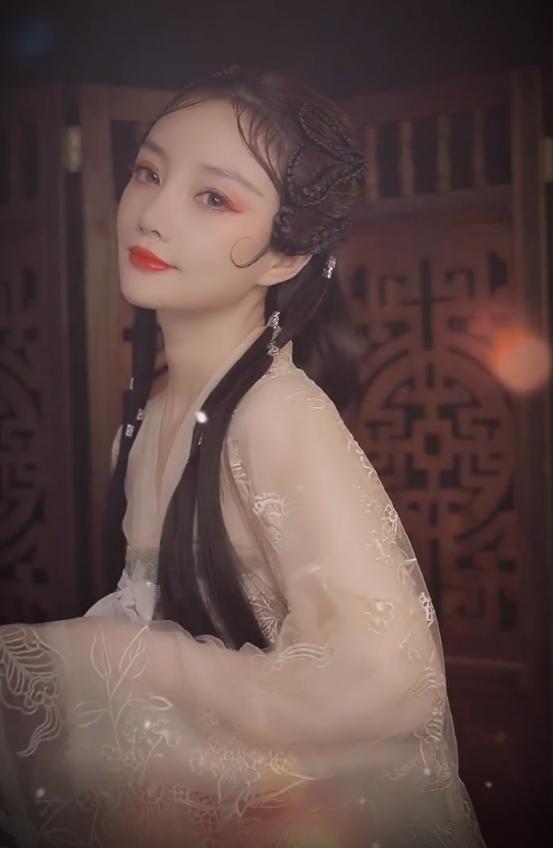 本以为李小璐穿短装最美，当她换上古装后，终于明白贾乃亮的眼光