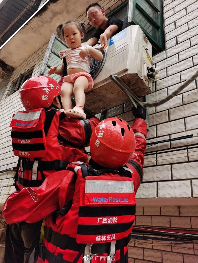 在人民群众最需要的时候冲锋在前——国家综合性消防救援队伍践行训词精神在防汛救灾一线挑重担打硬仗