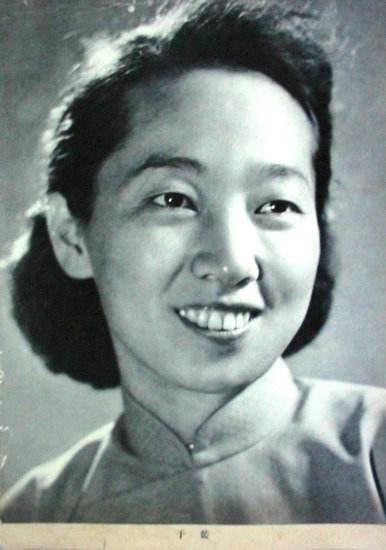 不是所有老演员都叫老戏骨，93岁还登台演话剧，