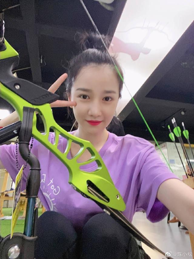 分手传闻后陈小纭发文称赞绿色好看，疑暗示于小彤劈腿两人已分手