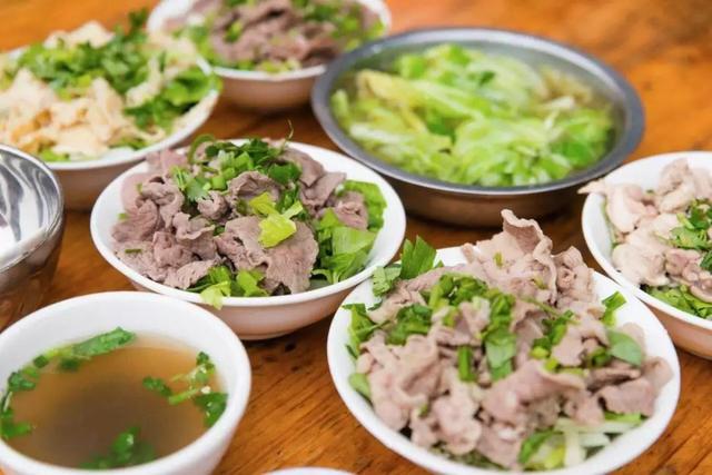 冷吃兔拍了拍“钵钵鸡”，乐山和自贡，谁是你们心里的Top1?