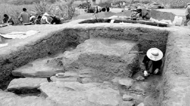 村民在家中打井时，无意挖出一大型石棺，里面躺着两具男尸