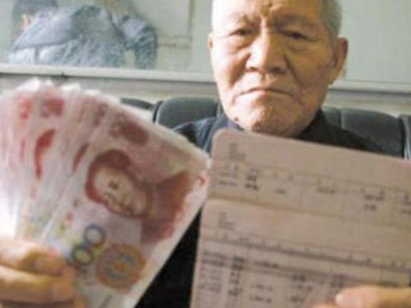 1958年老农向银行存了77元，如今取出，60多年的利