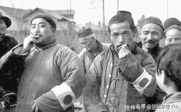 民兵抓到一个日军翻译，缴获4把步枪，群众拍手称快