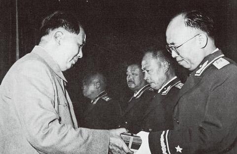 他是和毛主席关系最亲密的元帅，也是三代领导人集体赞许的将领