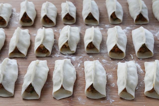 茄子别再红烧，试试新吃法，外焦里嫩超级解馋，2大锅瞬间吃光光