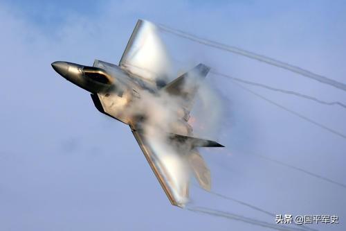 美空军心中拨凉：F-22被委内瑞拉雷达锁定，又从空中掉下来一架
