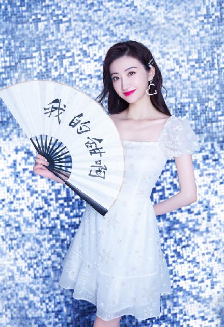 景甜雪花裙，气质优雅，举止大方，锁骨精致撩人
