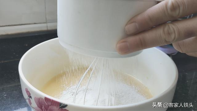 想吃蛋糕不用买，教你夏日一款很火的蛋糕做法，香甜柔软真好吃