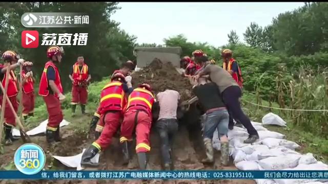 「防汛抗灾第一线」73人16小时垒起406米长&ldquo;322&rdquo;沙袋