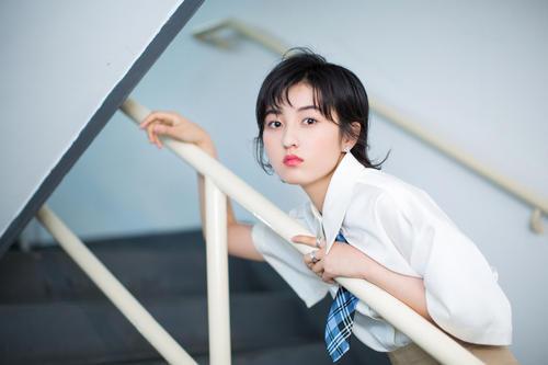 张子枫有多火？戴着口罩只想安静的逛街，却被知名综艺追着拍