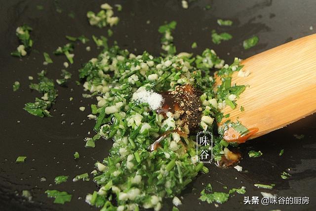 豆腐这做法老香了，外脆里嫩，蒜香浓郁，比肉都好吃，全家都爱