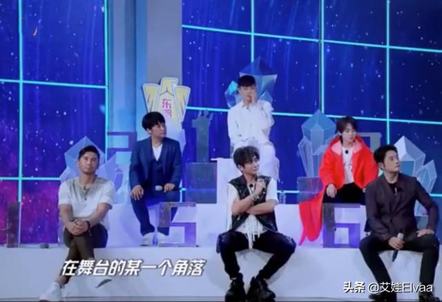 孙耀威15年后首登天天，穿皮背心流苏衫，47岁烫卷发重现顽童风采