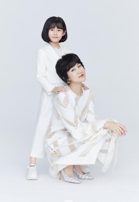 鲍蕾母女写真曝光，十一岁陆雨长势喜人，四肢纤细到难以置信