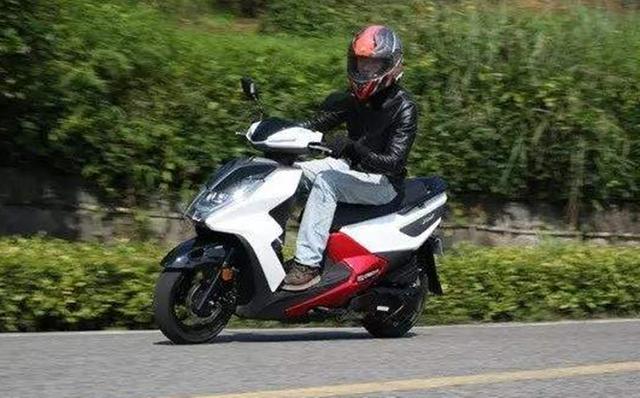 三阳的“运动健将”！标配ABS，油耗2.7升，150c