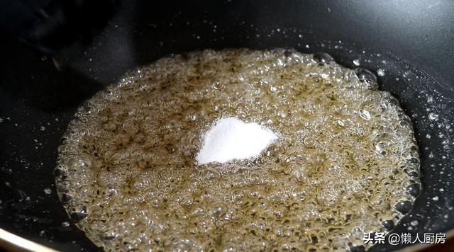 童年最爱吃的蜂窝糖这样做，吃起来脆脆的，酥酥的，不发硬