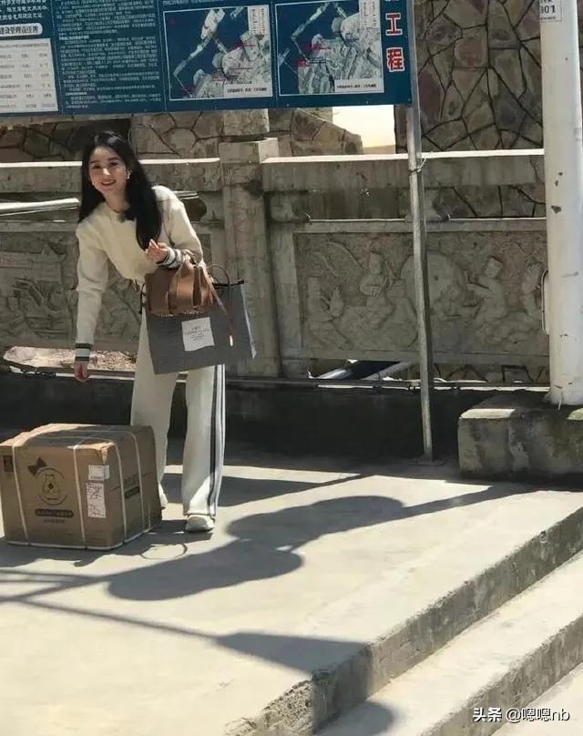 赵丽颖黑长直头发录《中餐厅》，身材瘦力气大，提大箱子爬楼梯