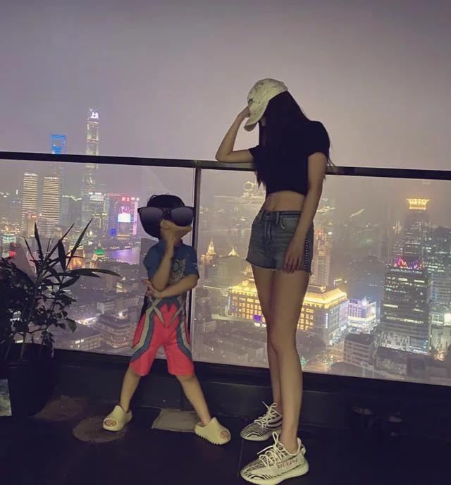 baby晒母子同框, 3岁小海绵cos奥特曼, 身高到妈妈腰间长势喜人