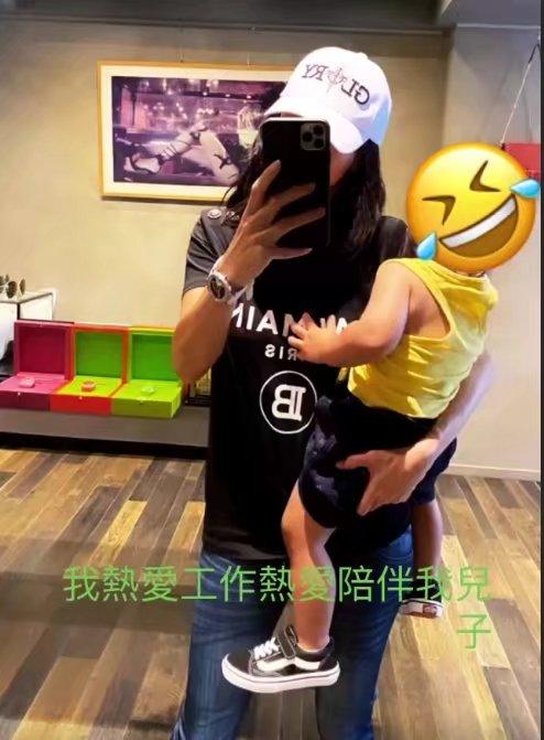 张柏芝陪儿子小Q游泳，并感慨陪伴是最好的爱，母子同框感情深厚