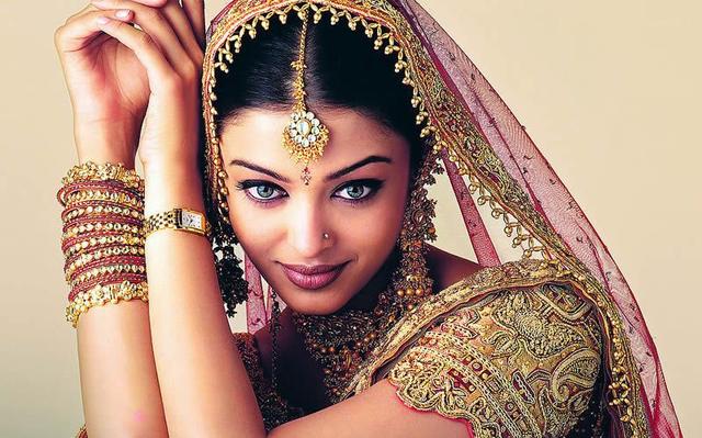 “世界最美女人”感染新冠！印度疫情持续爆发，富人们却疯狂地炫富，推出“世界最壕口罩”