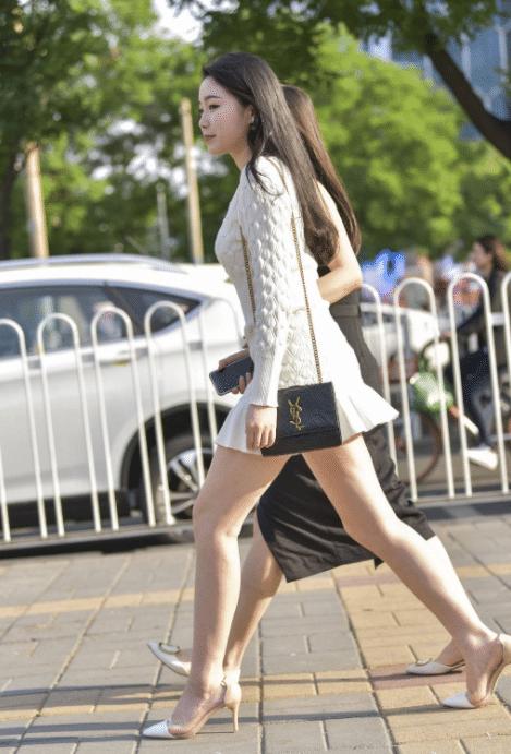 姐妹花，一个穿黑色一个穿白色，出街回头率超高的