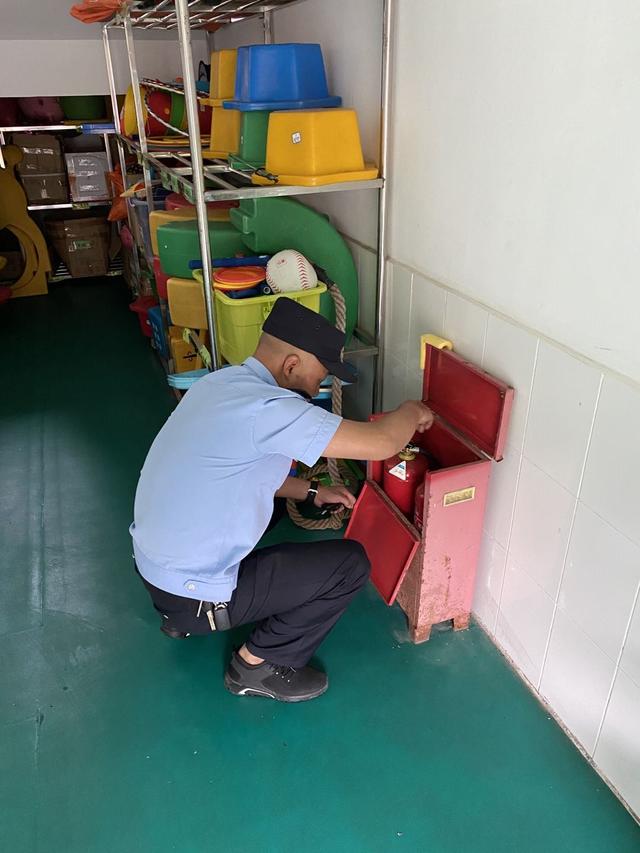 略阳公安接官亭派出所深入校园及周边开展安全检查为高考学子保驾护航