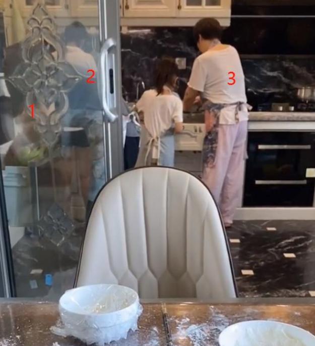 李小璐单身生活美滋滋，住豪宅还不够，请3个保