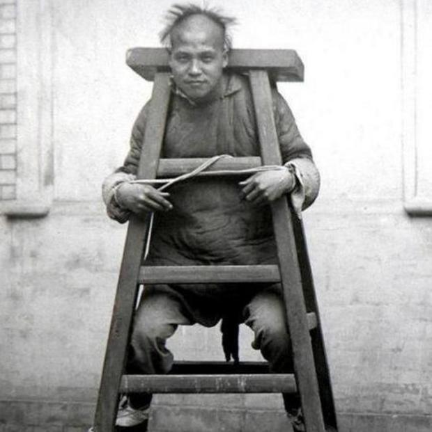 真实老照片：清朝末年酷刑。图一面带一丝微笑。