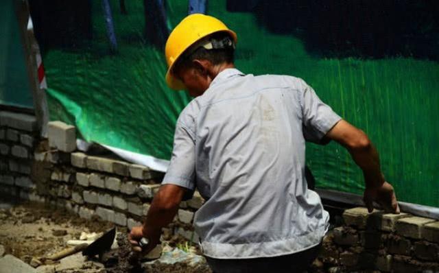 民工买酒店员却多收2块，民工不解，店员：没钱