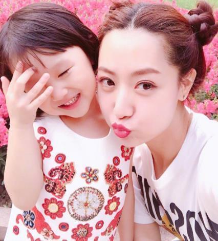 王丽坤美不过她，24岁被成龙捧红后，如今女儿已