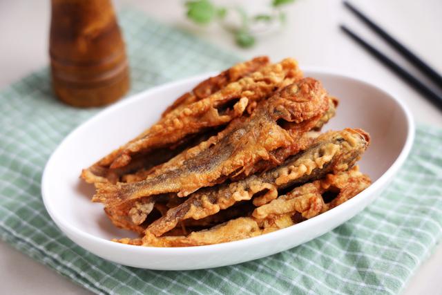 这种小鱼又鲜又嫩，好吃又便宜，学会这个做法，比外面做的还好吃