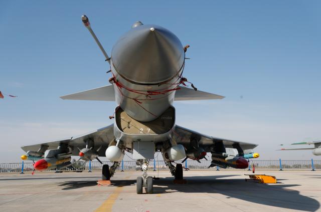 歼-10C战斗机性能究竟如何？能否站在三代半战机