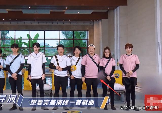 奔跑男团站一排，baby不知道站哪，谁注意沙溢手