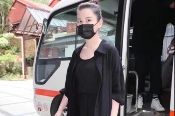 赌王何鸿燊尾七现场，何猷君撇奚梦瑶独自入场，女婿窦骁再现身