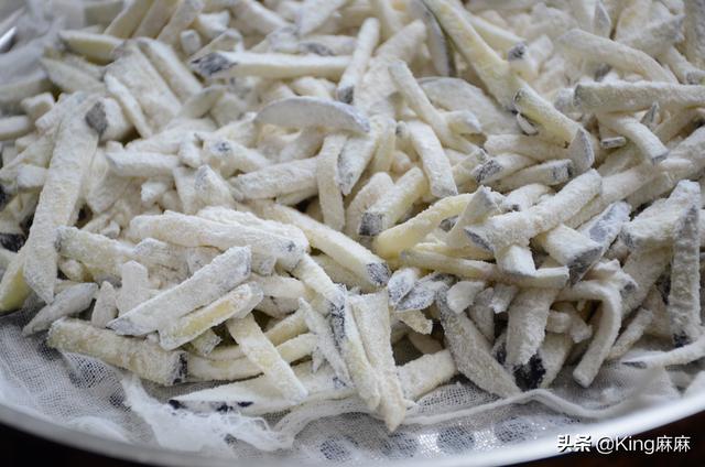 1个茄子，1小碗面粉，上锅一蒸，当饭又当菜，和