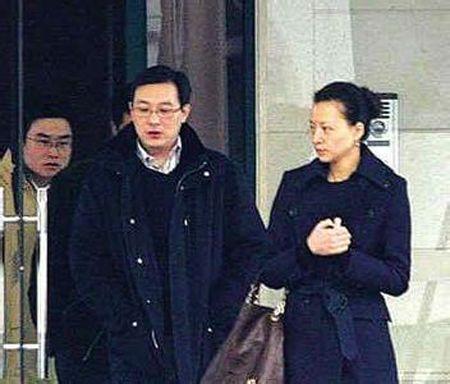 插足婚姻 儿子加入美国国籍 网友：这还是我们认识的董小姐吗？