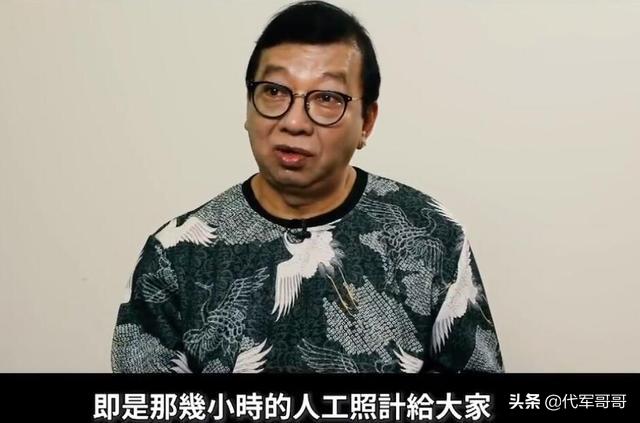 他是周星驰御用配角，演《少林足球》出名，如今62岁生活很惬意