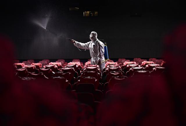 影视公司副总纵身一跃，那100万从业者还好吗？