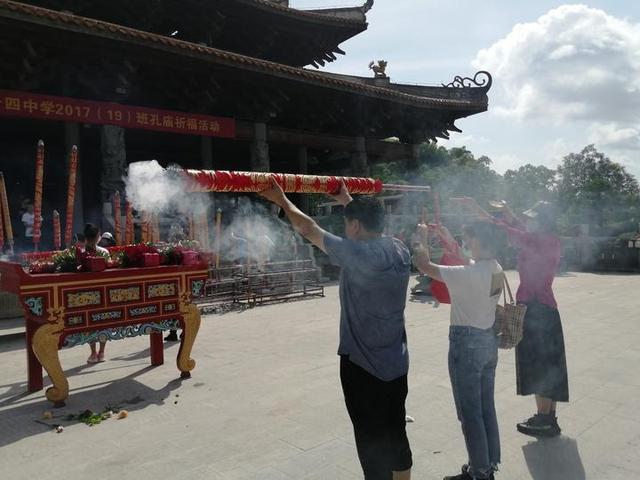高三学子们纷纷到南宁孔庙，祭拜孔子，祈福金榜题名