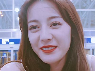 迪丽热巴在机场被怼脸拍，皮肤细腻卧蚕明显，