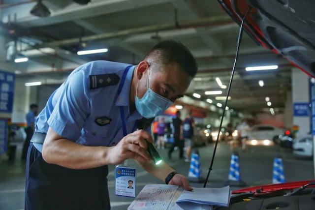 重庆|渝中警讯丨高温下，渝中交巡警战高温斗酷暑掠影