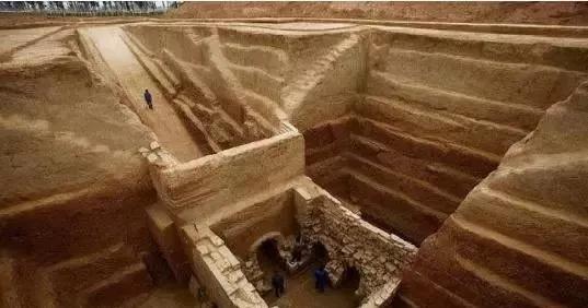 陕西一块工地挖出古墓，里面的侍女让人惊艳，专家：这不可能