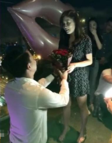 柯有伦官宣得女取名Mila，晒合影眼里满是喜悦，不忘附文感谢妻子