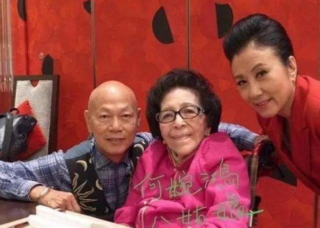 就在4天前风流赌王何鸿燊和“阿姐”汪明荃的关系终于“藏”不住