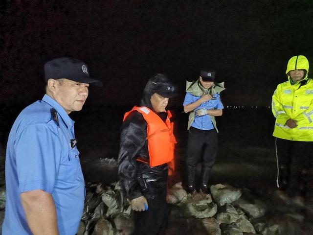 「防汛一線」團風縣公安局搶險突擊隊雨夜搶筑血防圩堤