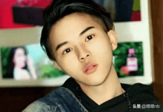 他是被星爷“一弹成名”，当年的那个小胖子长大了，帅到不敢认