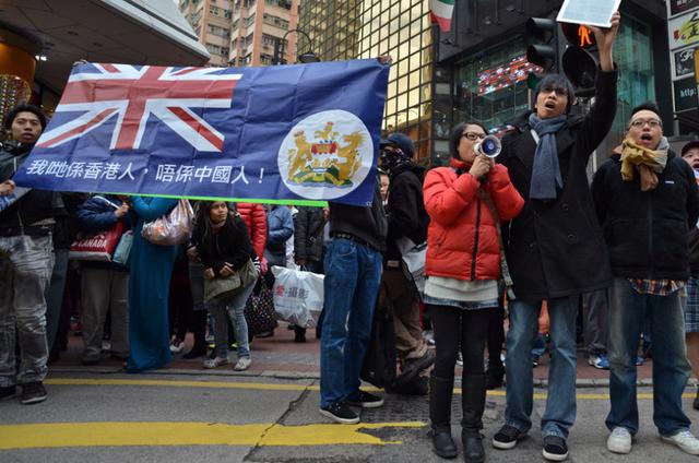 公开承诺“港独”护照？香港暴徒开心不已，然而英国民众不满了