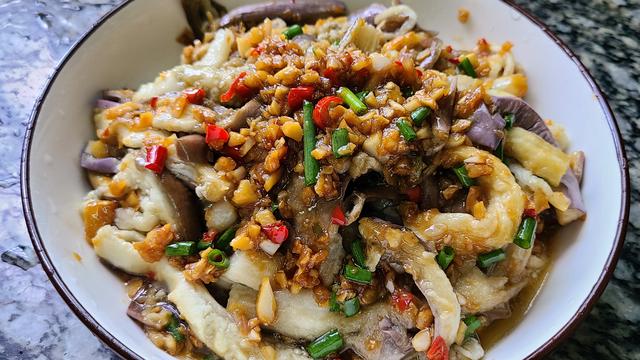 香喷喷的蒜蓉茄子，教你在家做出来，不用烤箱也能做，太好吃了